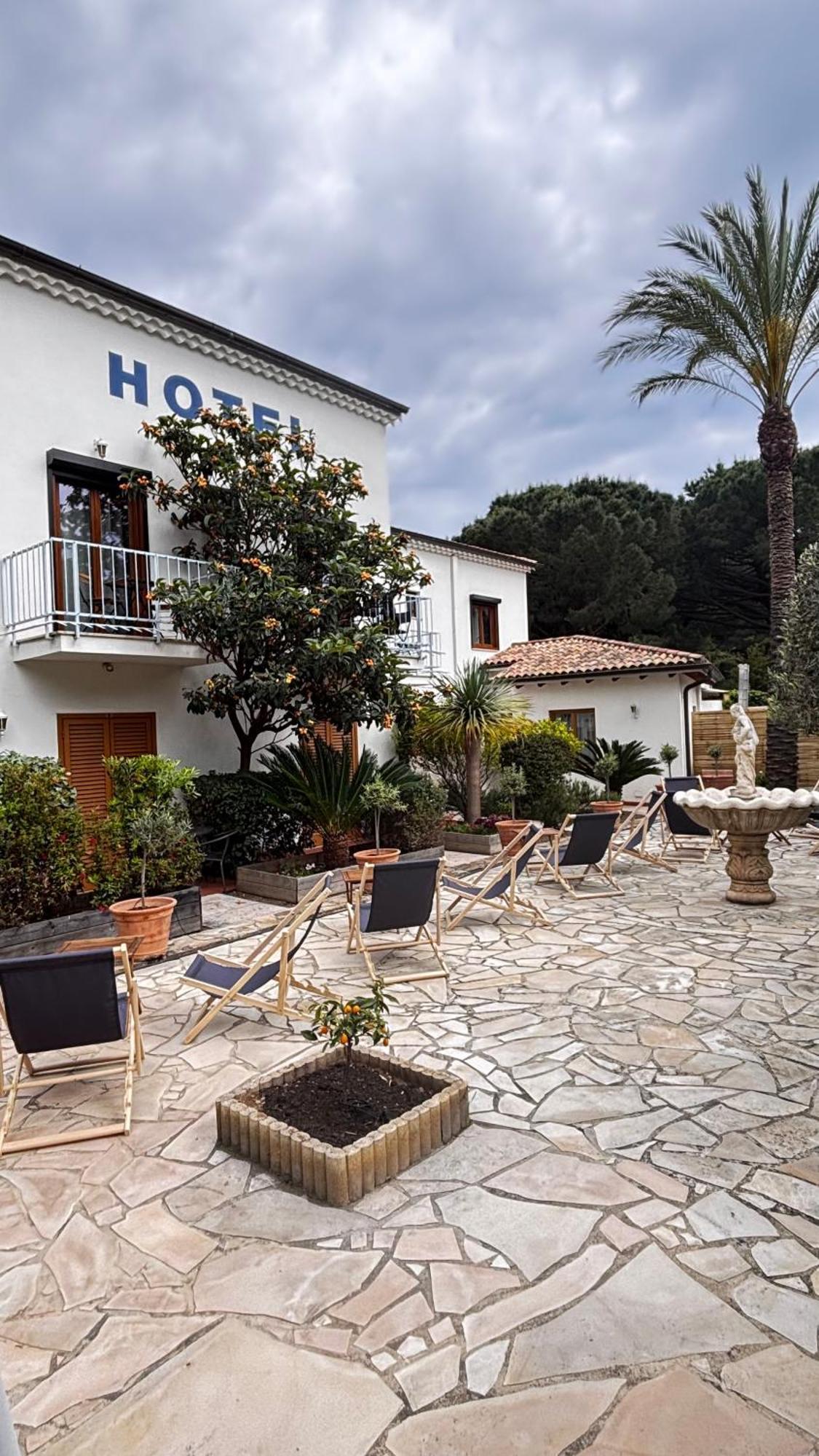 Hotel La Bastide Ле-Лаванду Экстерьер фото